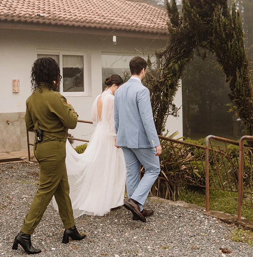 Assessoria conduzindo a noiva